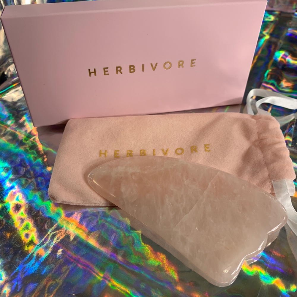 NIB herbivore Rose Quartz Gua Sha ANTIAGINGMASSAGE - Picture 1 of 3